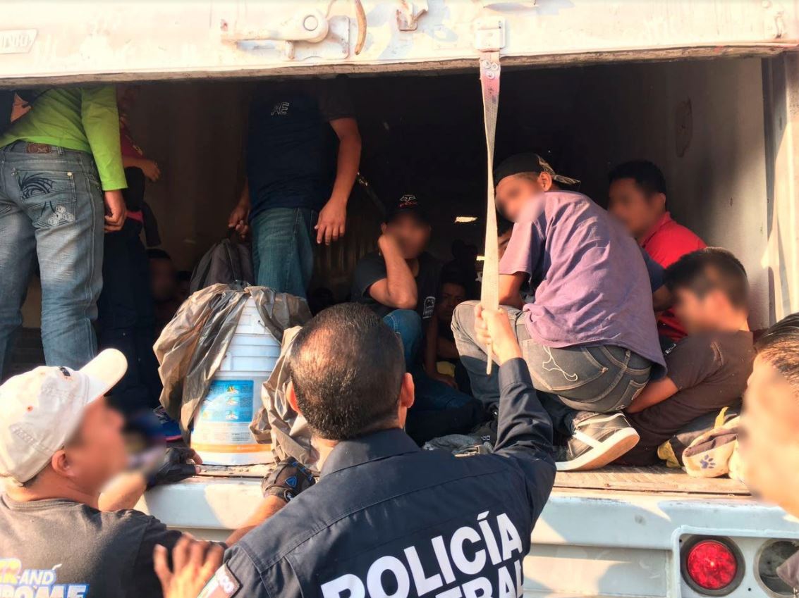 Rescatan a 137 migrantes de un tráiler en Ciudad Victoria, Tamaulipas. (Noticieros Televisa)