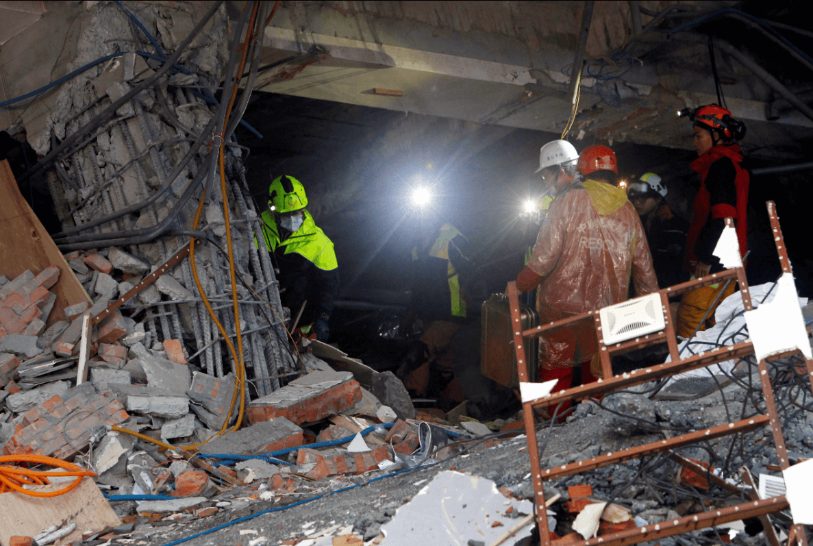 Rescatistas buscan entre los escombros tras sismo en Taiwán