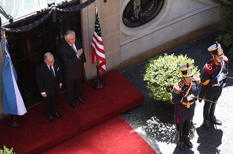 Rex Tillerson rinde homenaje a héroe de la independencia de Argentina