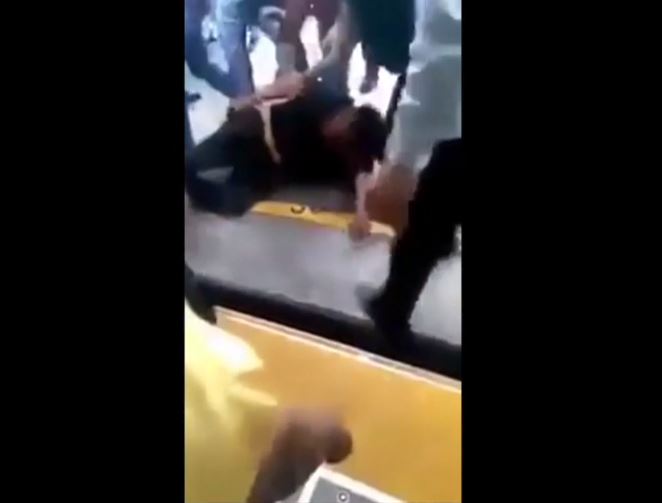 pasajeros frustran asalto a bordo del metrobus y golpean al presunto delincuente