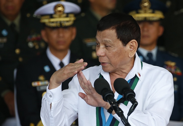 Hay que disparar en la vagina a mujeres terroristas, dice Rodrigo Duterte