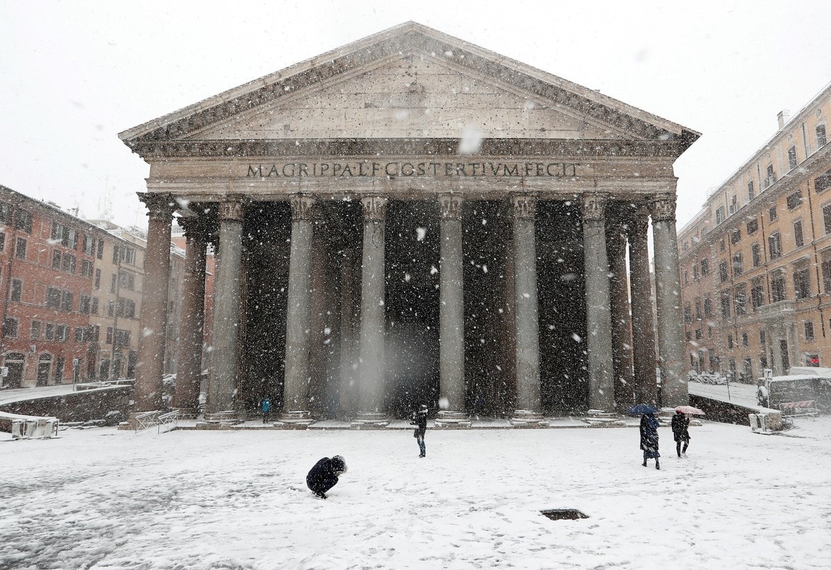 Roma-cubierta-de-nieve-por-la-ola-de-frio-siberiano-burian-que-cayo-en-italia-1