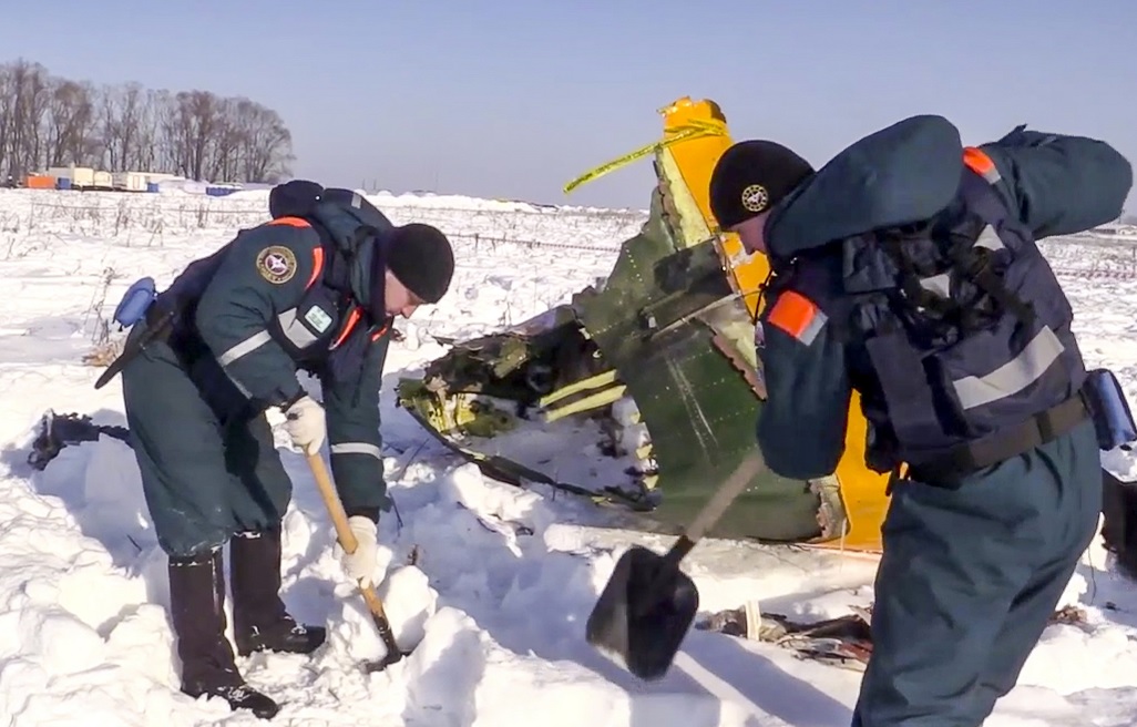 Nevadas dificultan el rescate de cuerpos tras avionazo en Moscú