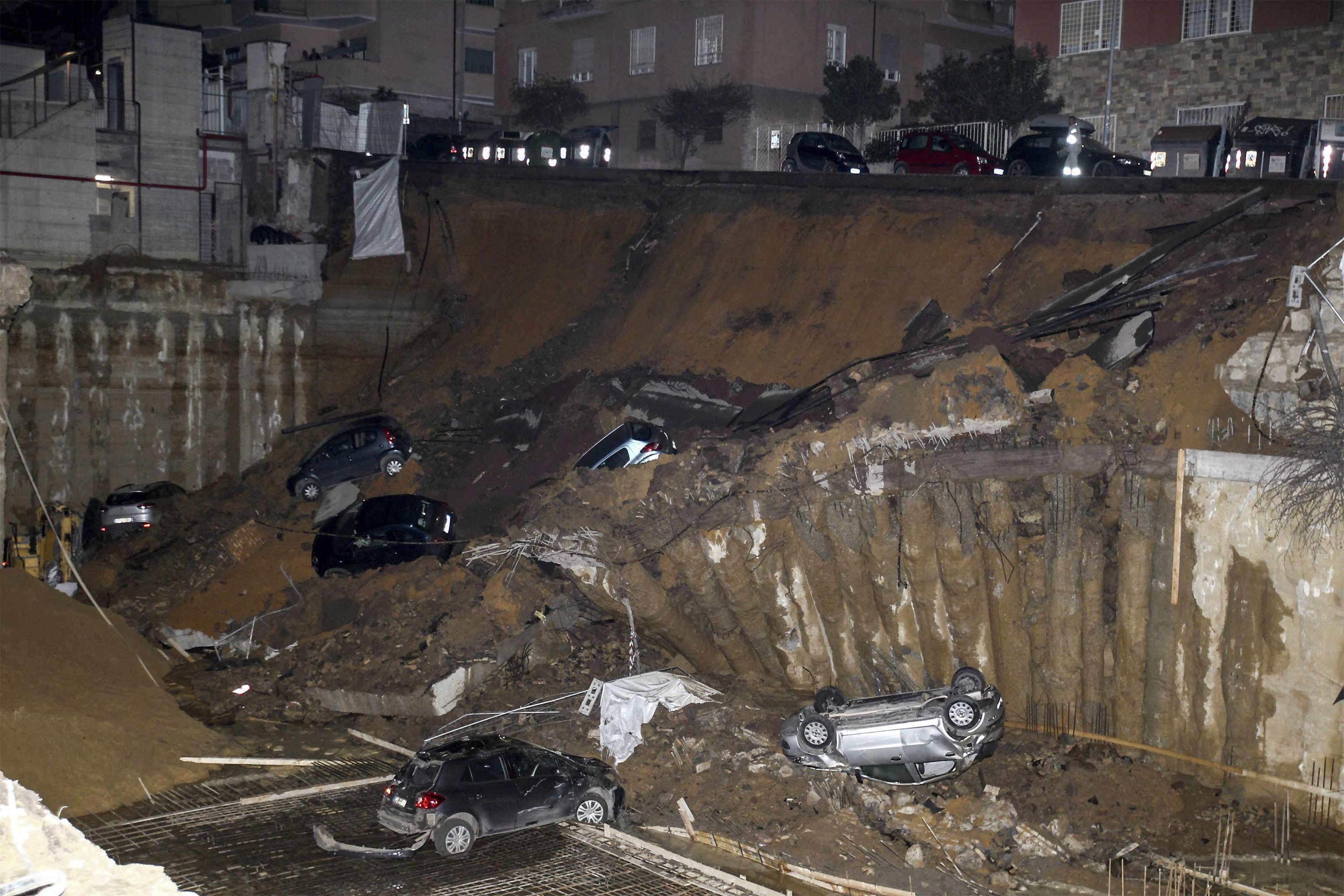 Socavón se traga varios autos en Roma; desalojan dos edificios