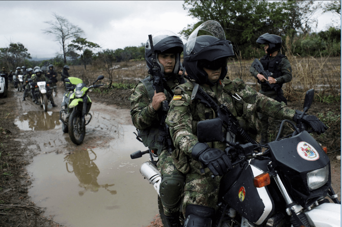 Soldados colombianos durante un patrullaje en la frontera con Venezuela