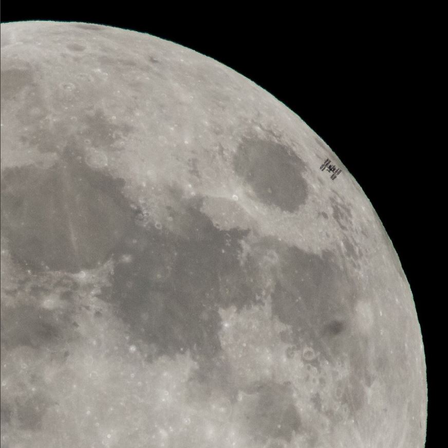 Captan paso de la Estación Espacial Internacional delante de la 'superluna'