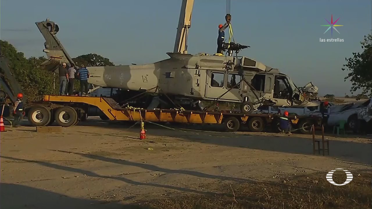 Trasladan helicóptero accidentado en Oaxaca a Santa Lucía