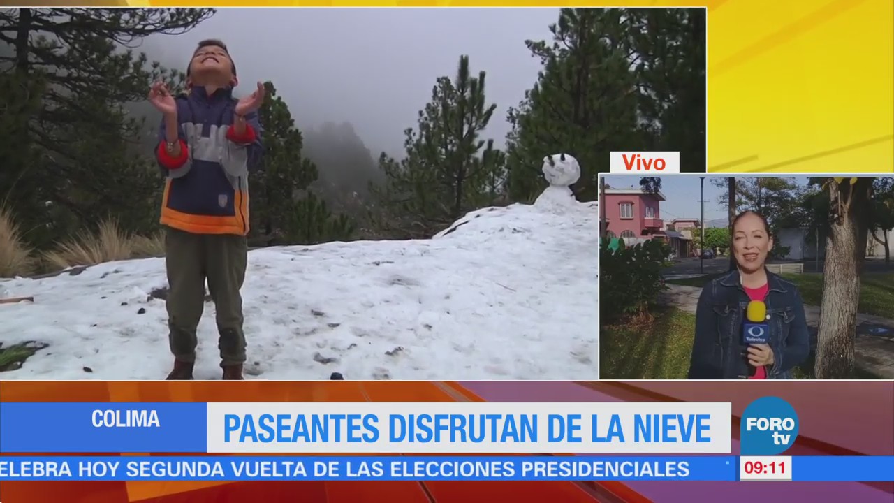Turistas disfrutan de la nieve en el Parque Nacional de Colima