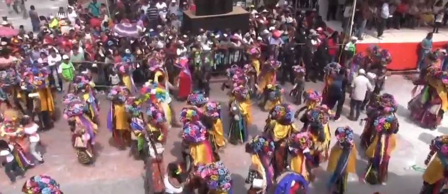 Turistas disfrutan del Carnaval Zoque de Ocozocoautla, en Chiapas