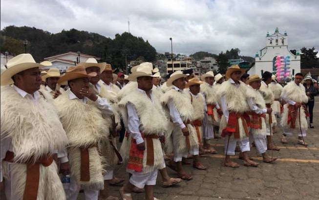 Tzotziles realizan el ritual del Fuego Nuevo dentro carnaval