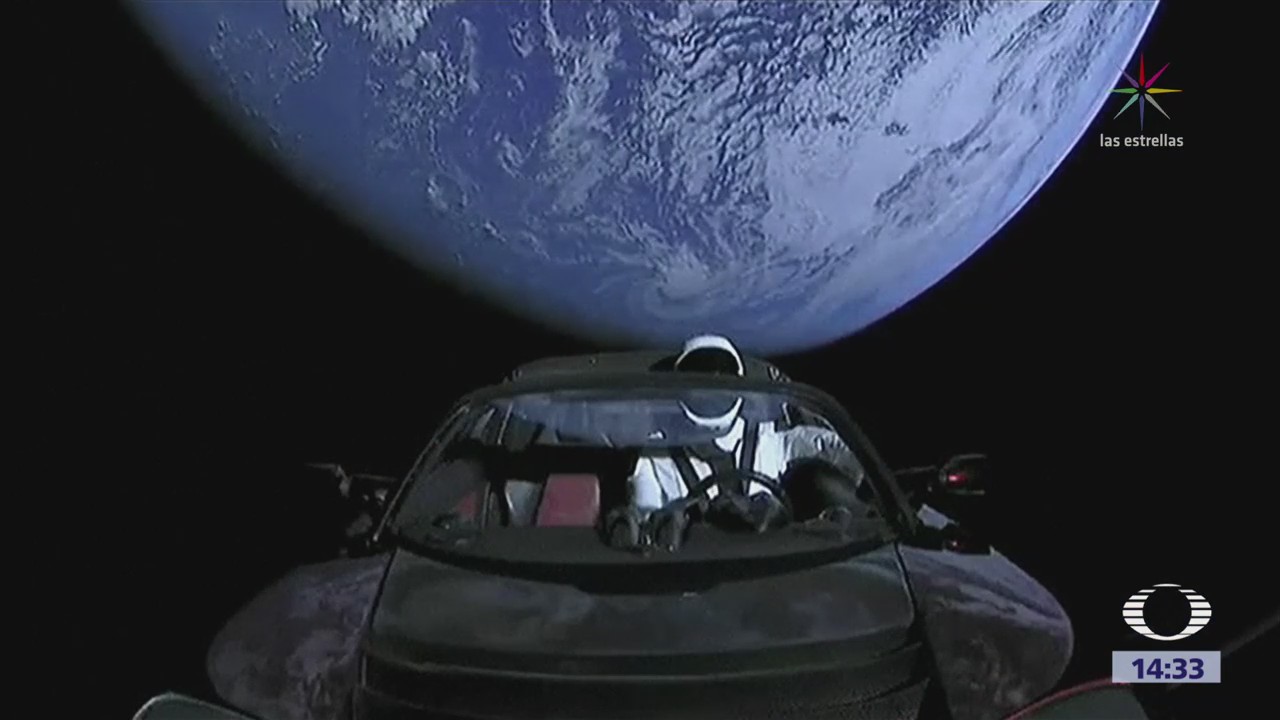 Un automóvil está en la órbita de la Tierra