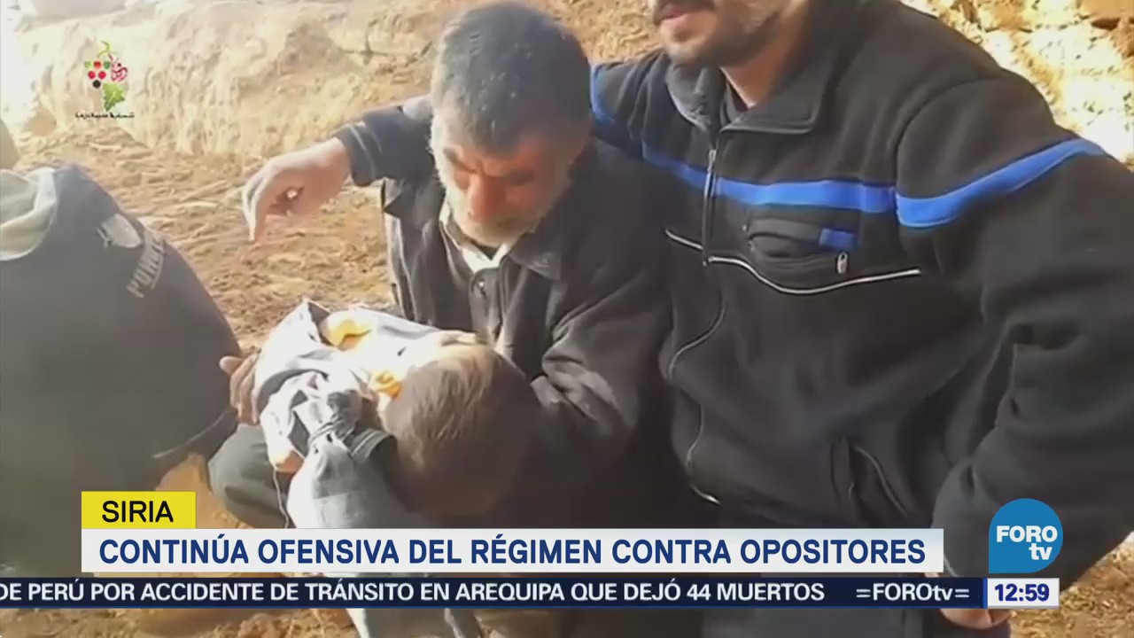 Un hombre llora por su hijo muerto tras bombardeo del régimen sirio