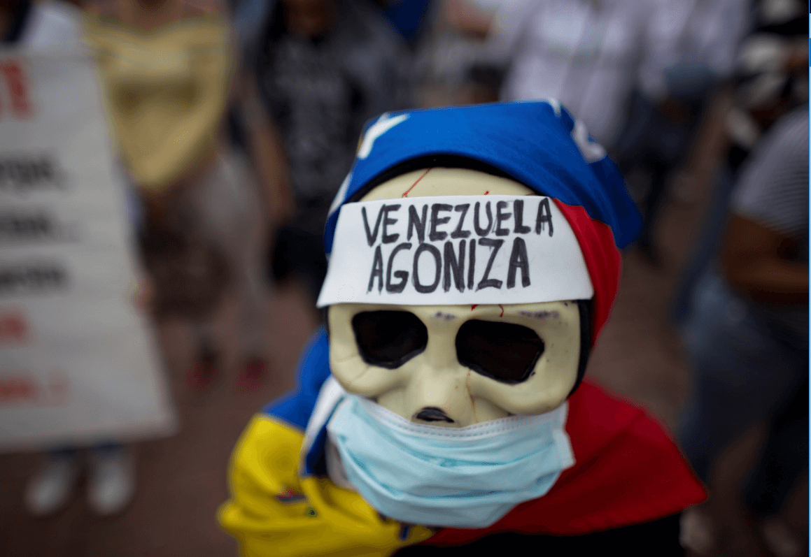 Una mujer participa en una protesta en Venezuela
