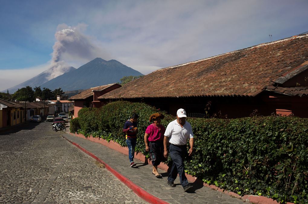 Desalojan a 280 personas por la erupción del volcán de Fuego