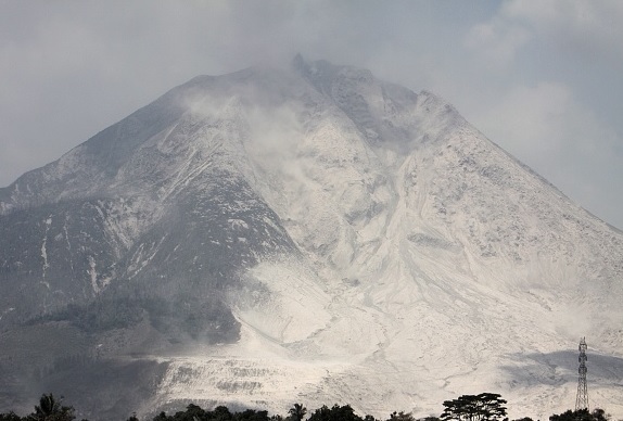 Erupción deforma boca de volcán en Indonesia