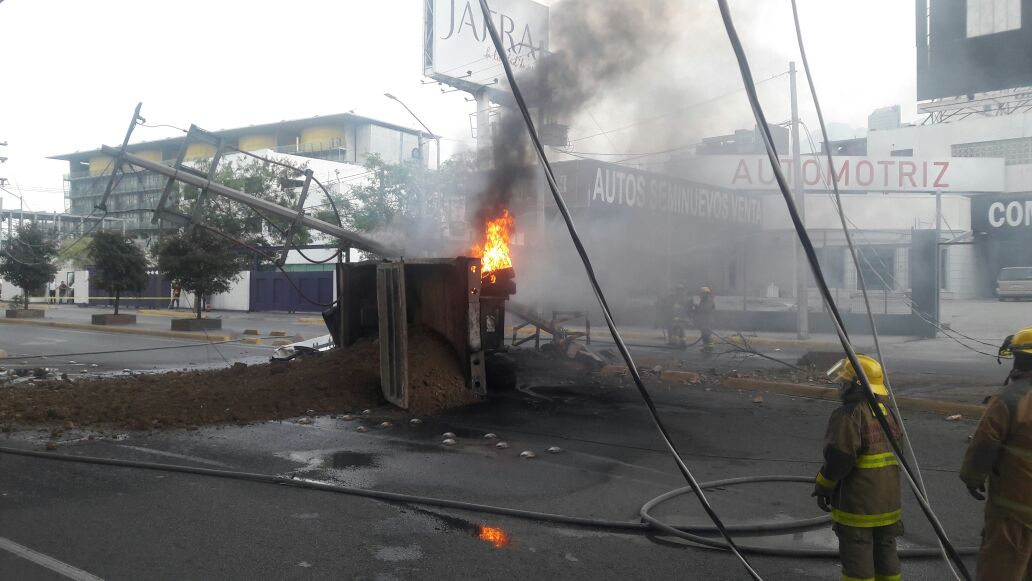 Vuelca camión de carga y se incendia en Monterrey
