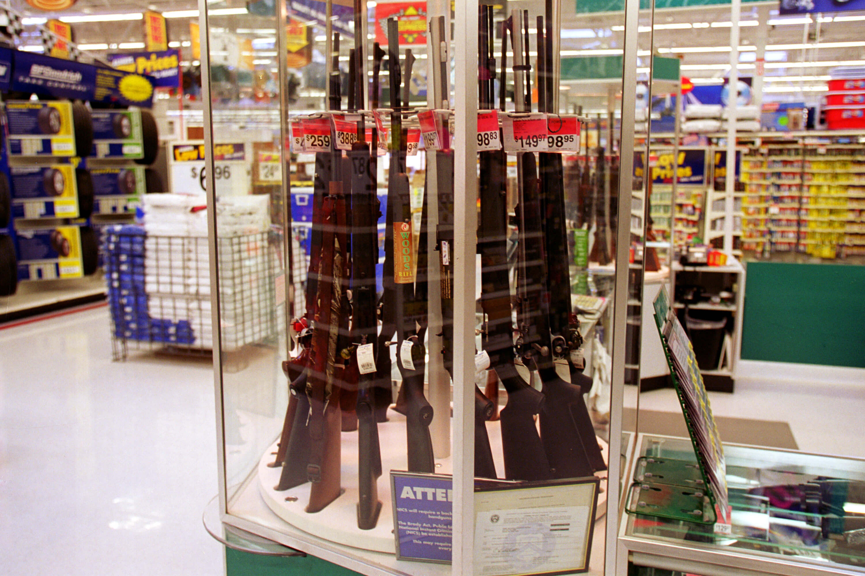 Walmart anuncia que no venderá armas menores 21 años