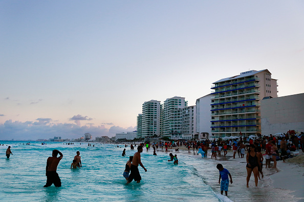 Turistas disfrutan fin de semana largo en playas de Quintana Roo