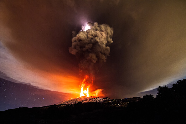 Volcán Etna, el más activo de Europa se desliza al mar Mediterráneo