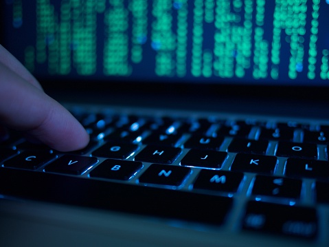 Gobierno alemán reconoce ciberataque de hackers rusos, activo desde hace un año