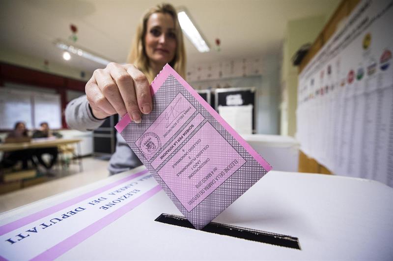 Italia: 46 millones votan en comicios generales