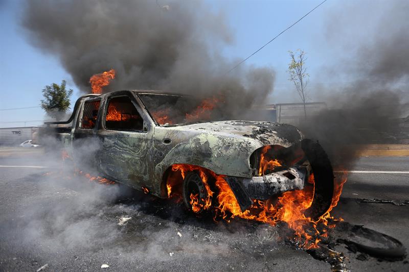 Hombres armados queman vehículos y encabezan bloqueos en Michoacán; hay 18 detenidos