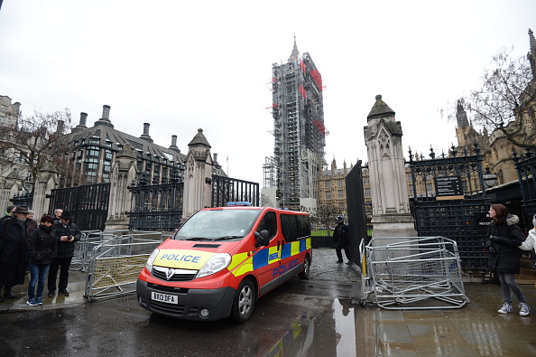Hospitalizan a dos personas por paquete sospechoso en Parlamento británico
