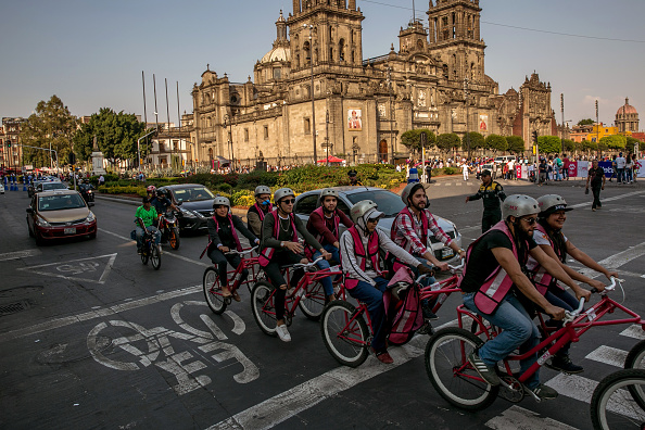 Policía 'taclea' a ladrón de bicicleta en Ciudad de México