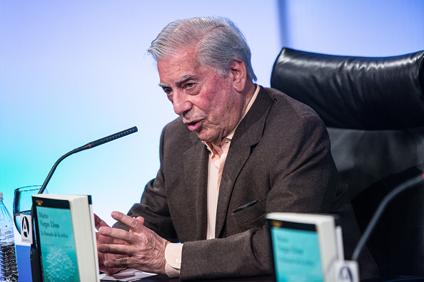 México puede retroceder a una democracia populista: Vargas Llosa