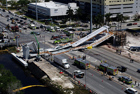 Captan en video el momento del derrumbe de puente en Miami
