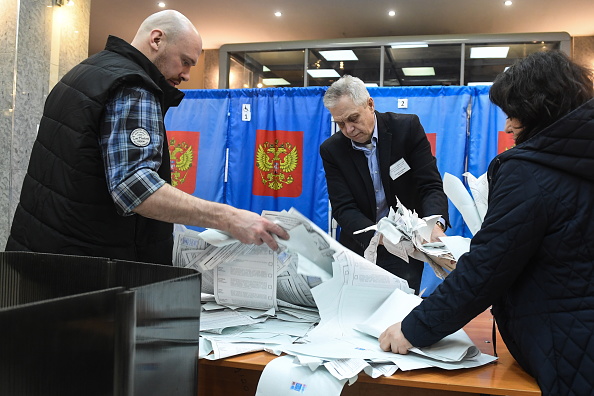 Cierran los colegios electorales en Moscú y el centro de Rusia