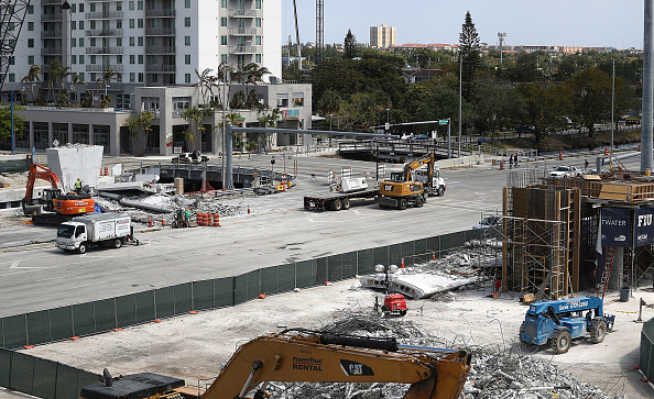 Reabren tramo de carretera de Miami donde cayó un puente peatonal