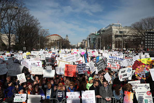 Decenas de miles de personas se concentran Washington para marcha contra armas