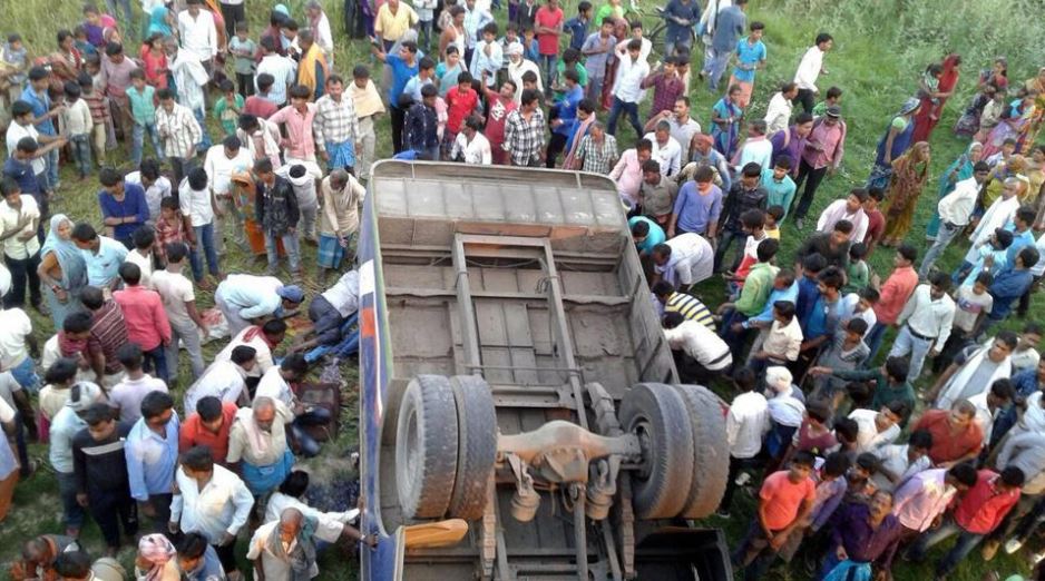 Autobús cae a río seco en la India; hay 12 muertos