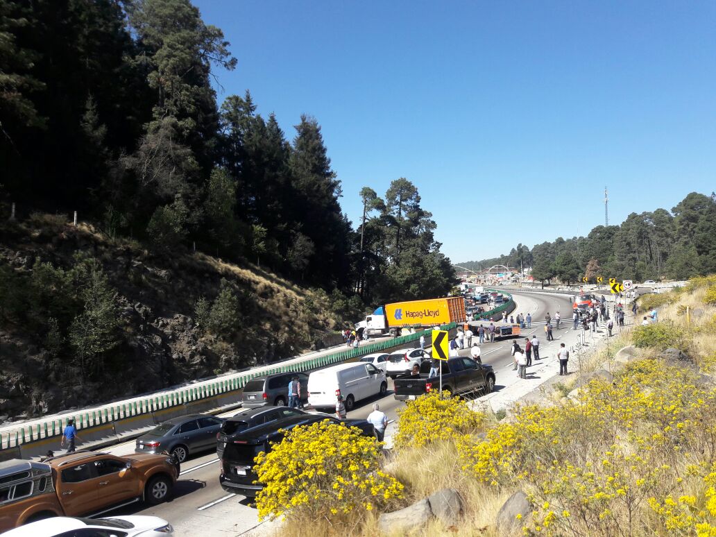 Accidente de tráiler afecta tránsito en autopista México-Puebla