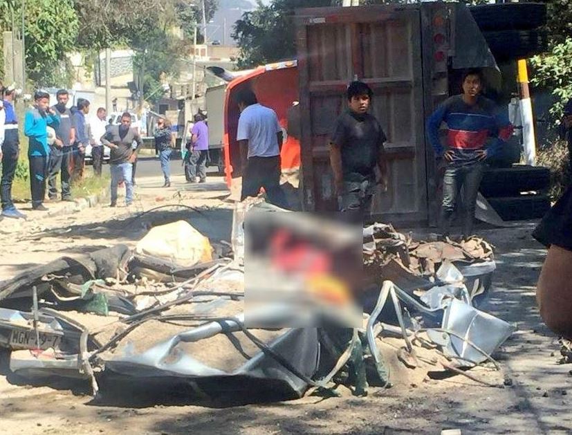 Tráiler choca y vuelca sobre vehículo particular en Huixquilucan, Edomex.(Twitter/@SUUMA_CDMX)