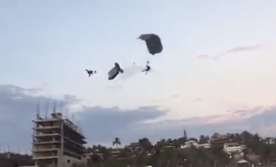 Muere paracaidista al chocar con otro en Puerto Escondido, Oaxaca