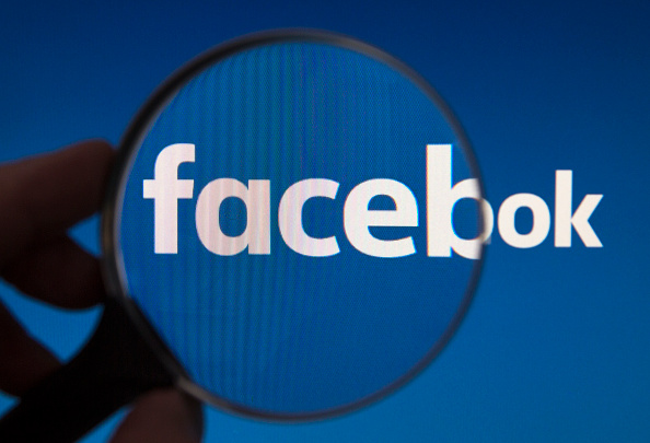 Facebook cae tras confirmarse investigación sobre uso de datos