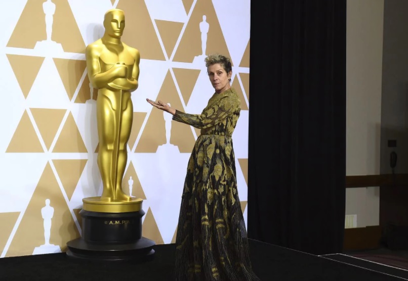 Cae hombre que robó estatuilla del Oscar a Frances McDormand en fiesta