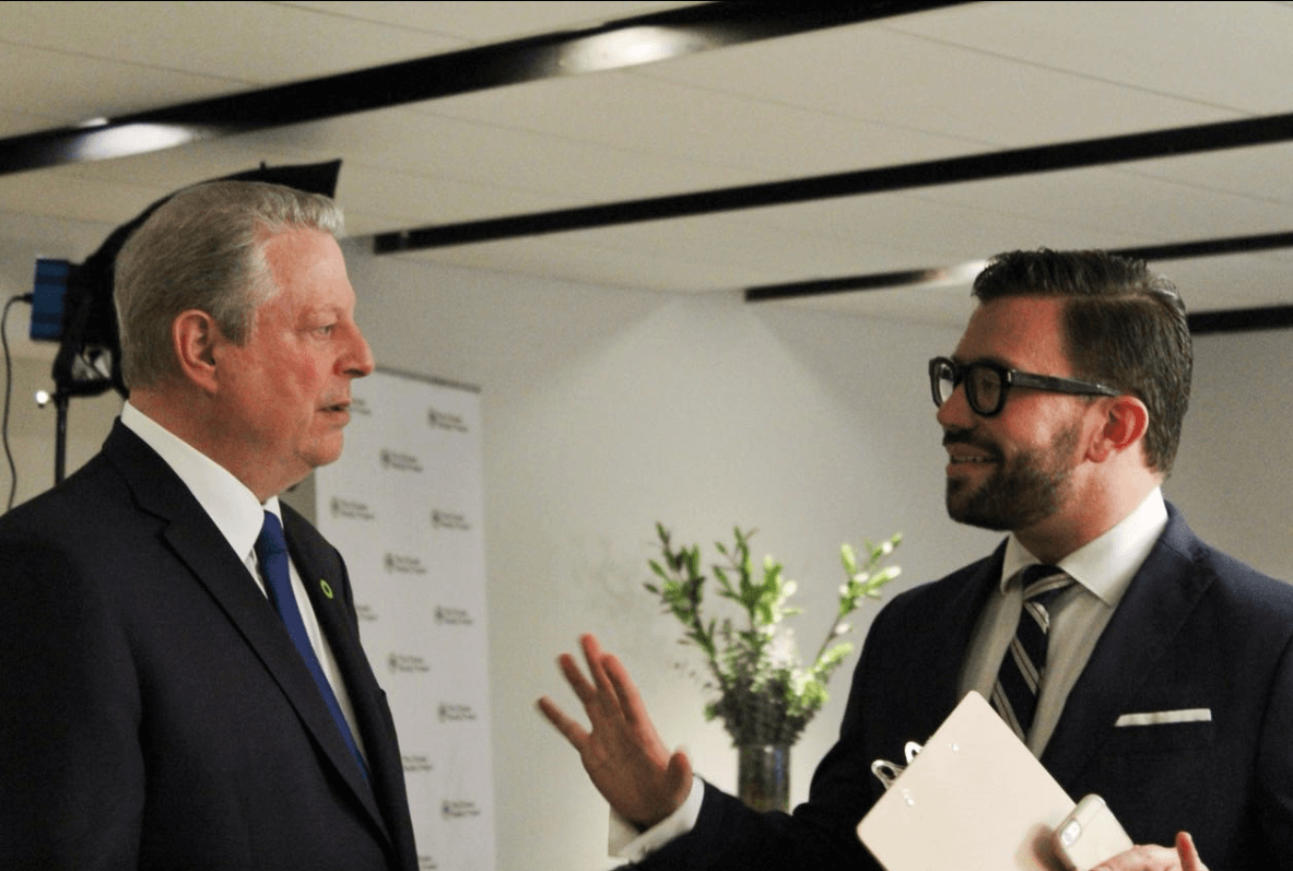 Al Gore charla con Valentín Cataldo. (Noticieros Televisa)