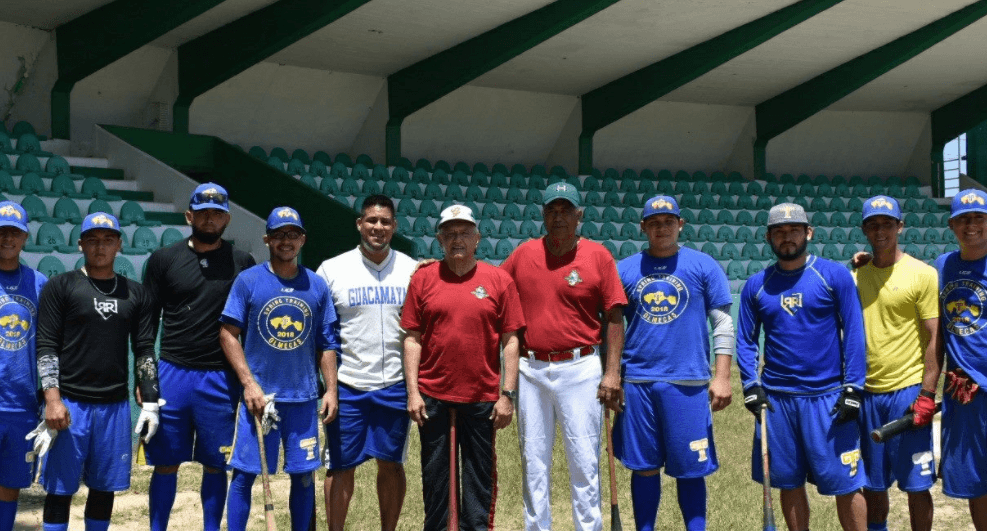 AMLO entrena con jugadores de béisbol de las Guacamayas