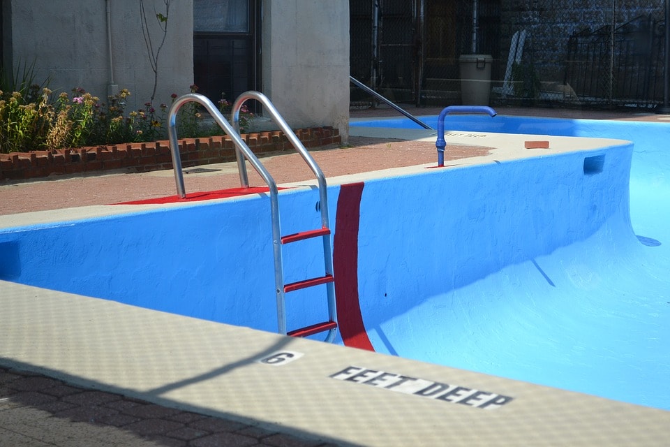 Mujer de la tercera edad muere tras caer a una piscina vacía