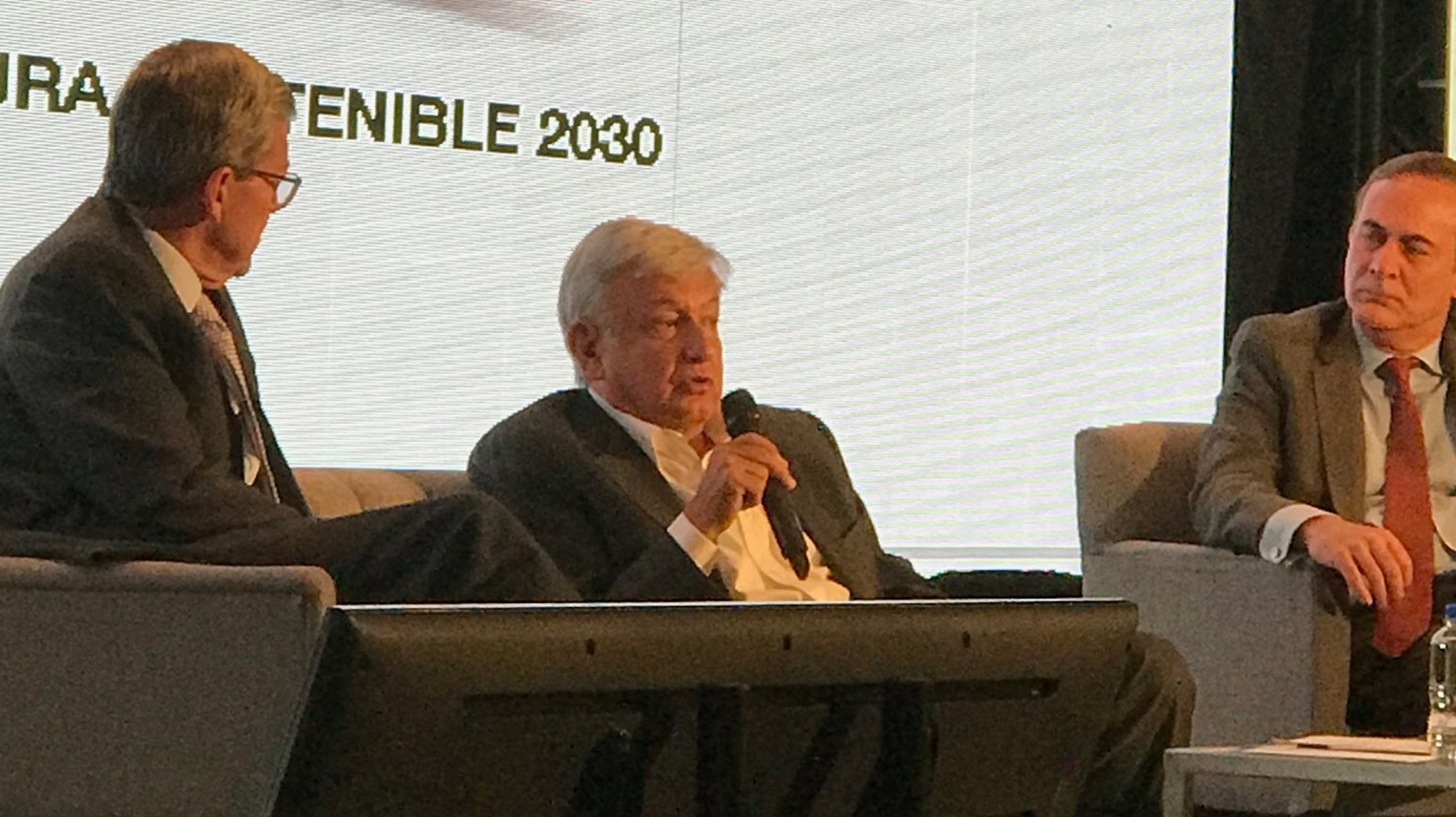 CCE y López Obrador acuerdan revisar la viabilidad del nuevo aeropuerto