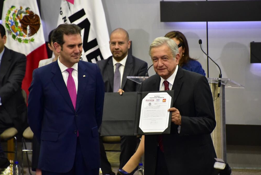López Obrador solicita registro como candidato ante el INE