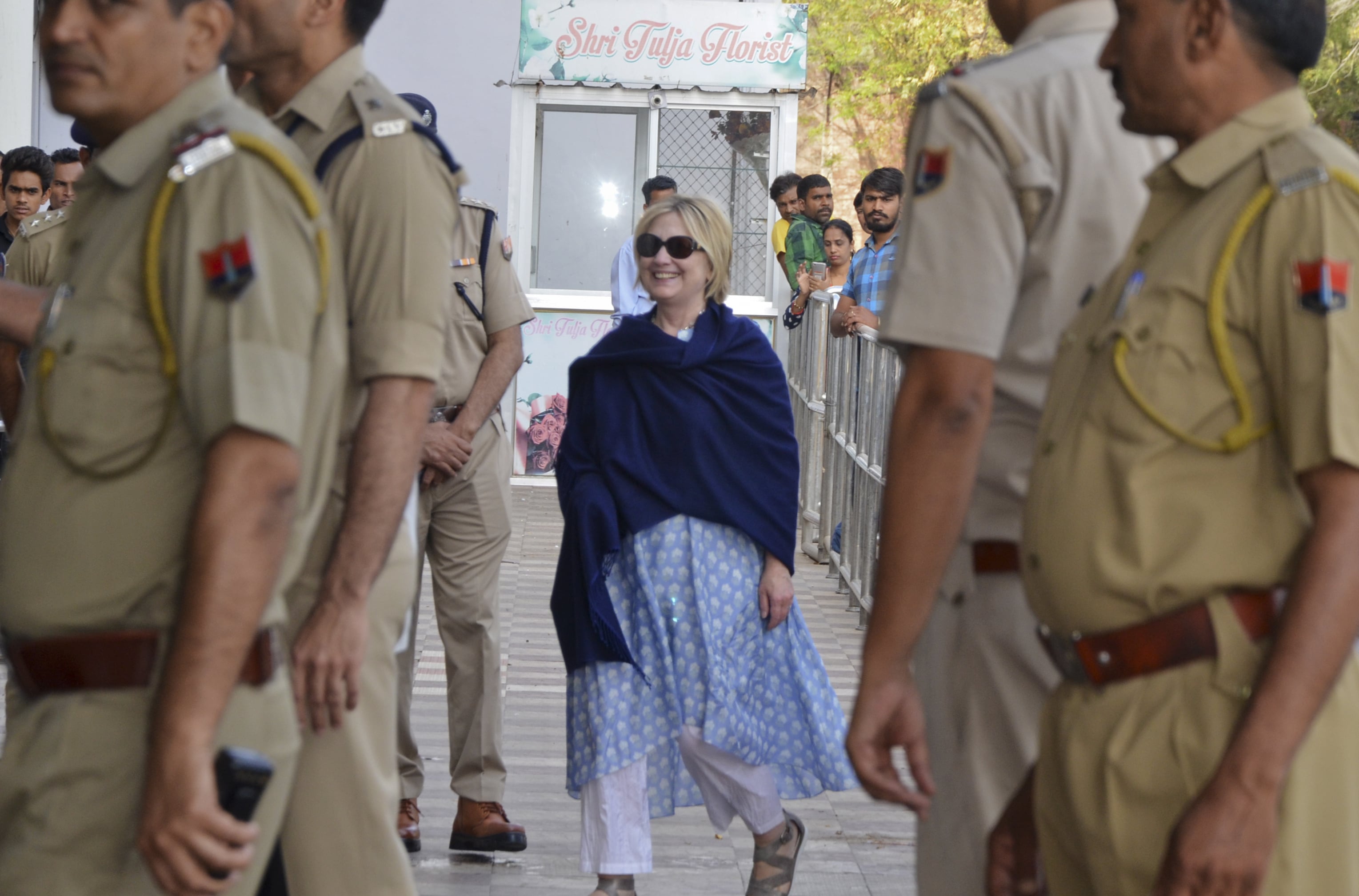 Hillary Clinton sufre fractura de muñeca durante un viaje a la India