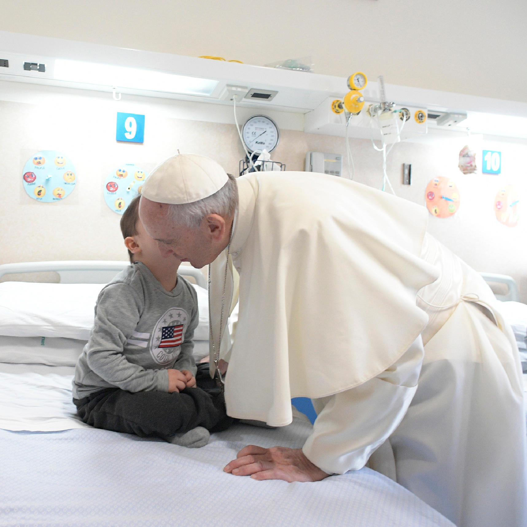 Papa Francisco lamenta crueldad contra niños durante misa en iglesia del padre Pio
