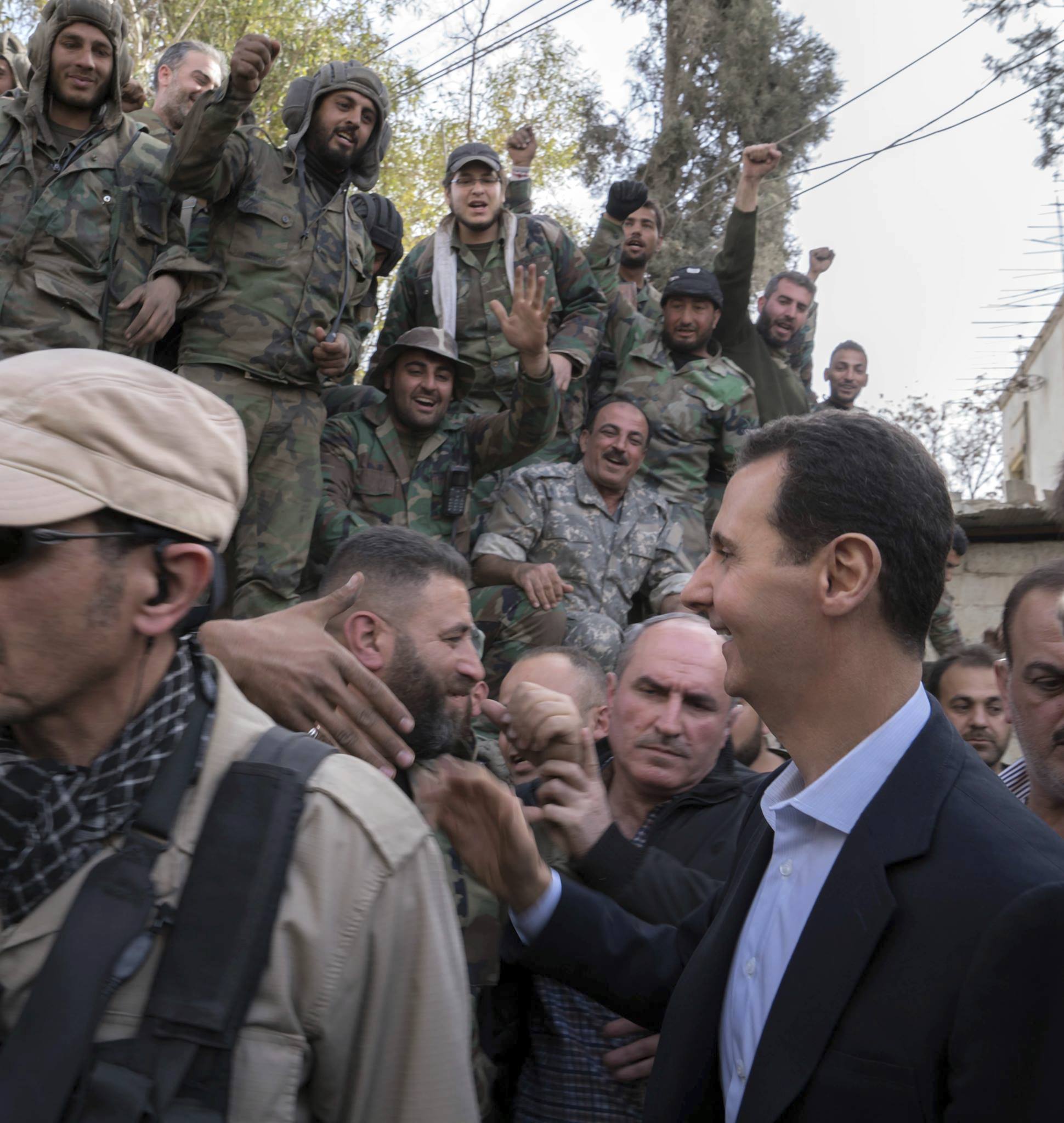 Al Assad felicita a tropas sirias por sus avances en Guta Oriental
