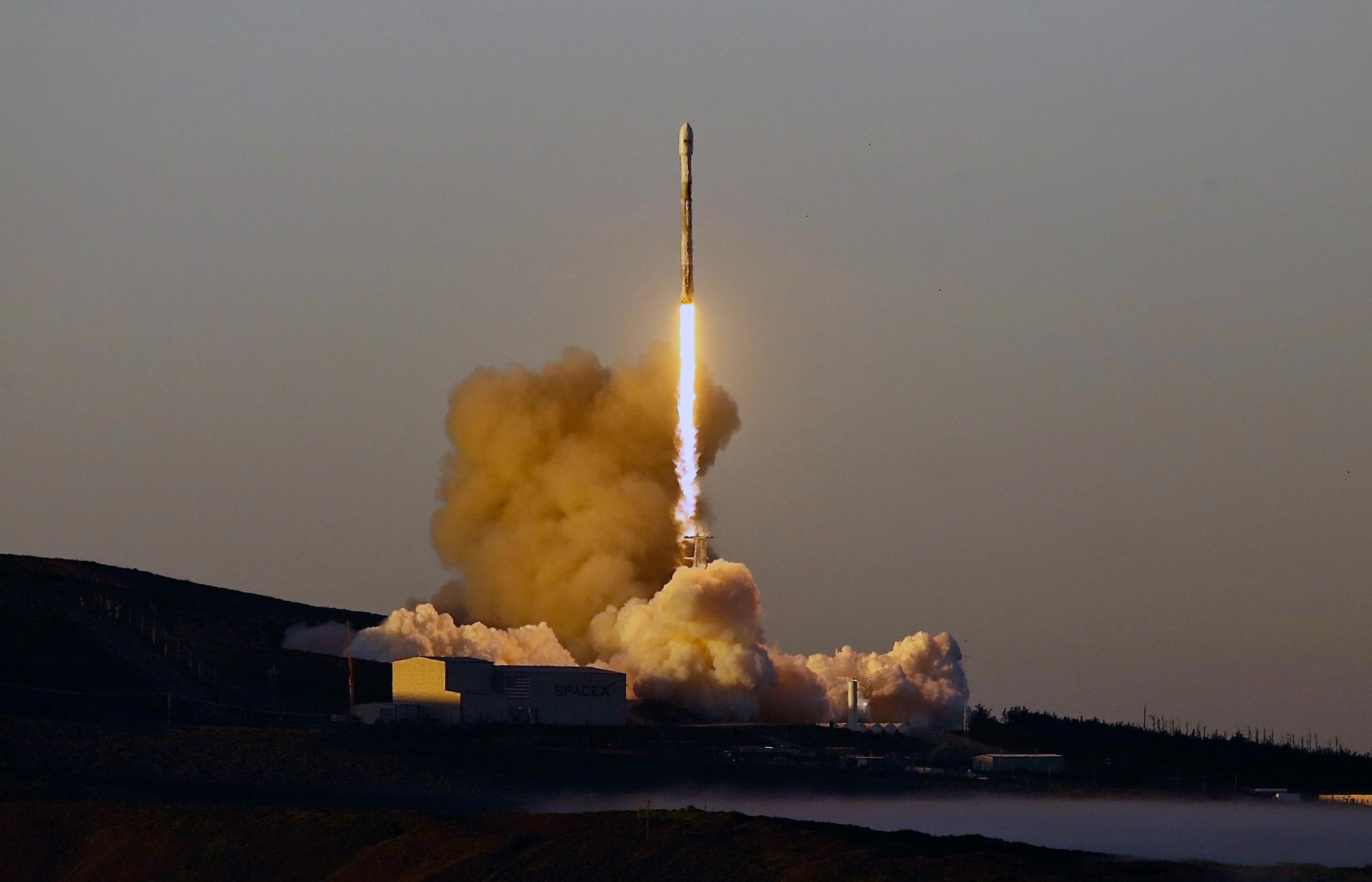 SpaceX lanza con éxito el cohete con 10 satélites de telecomunicaciones