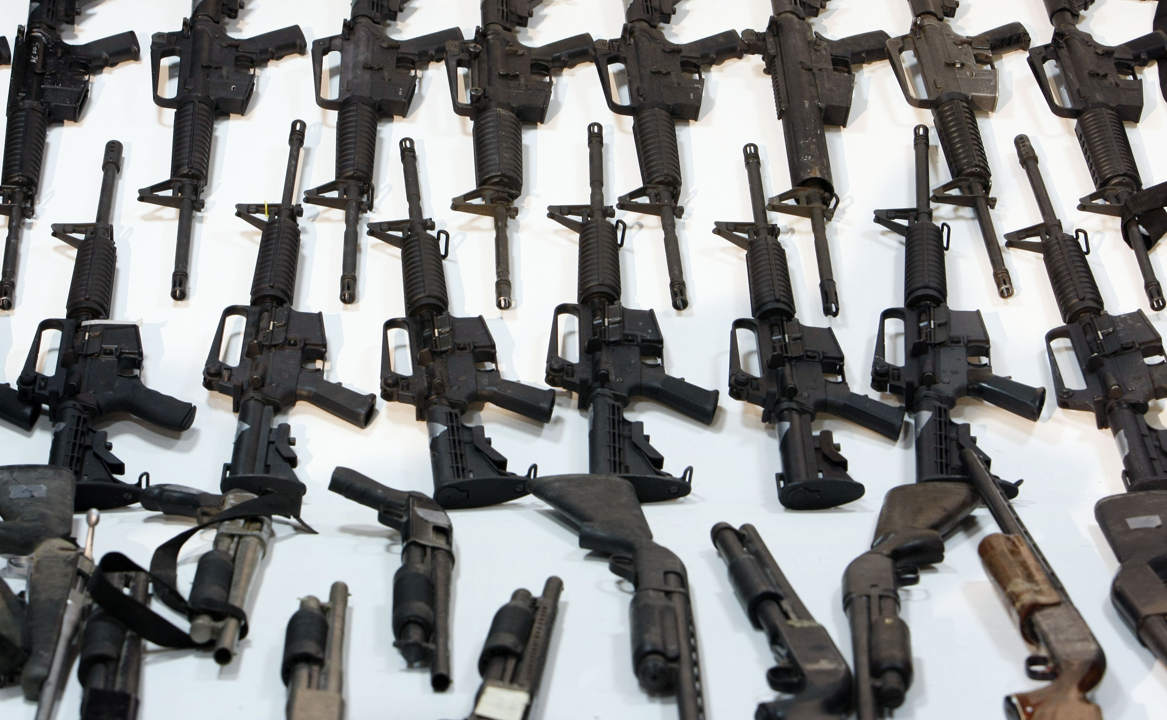 Armas se venden de forma ilegal en México a través de Facebook