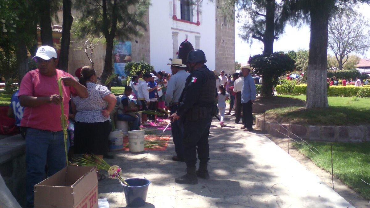 Artesanos de Oaxaca tejen palmas para el Domingo de Ramos